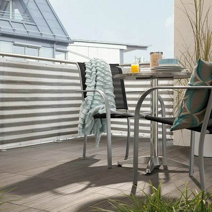 Balkonsichtschutz Meterware - Höhe: 0,9 m, Meterware, Grau/Weiß - Balkonmöbel-Set mit Tisch und Stühlen aus Metall mit grauem Textilbezug, inklusive Kissen und Decke.