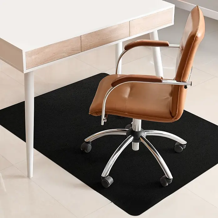 Fußbodenschutzmatte Viking - 120 x 100 cm, Schwarz, Polyester - Bürostuhlmatte in Schwarz unter einem Schreibtisch mit einem braunen Bürostuhl. Optimaler Schutz für Hartböden vor Abnutzung.