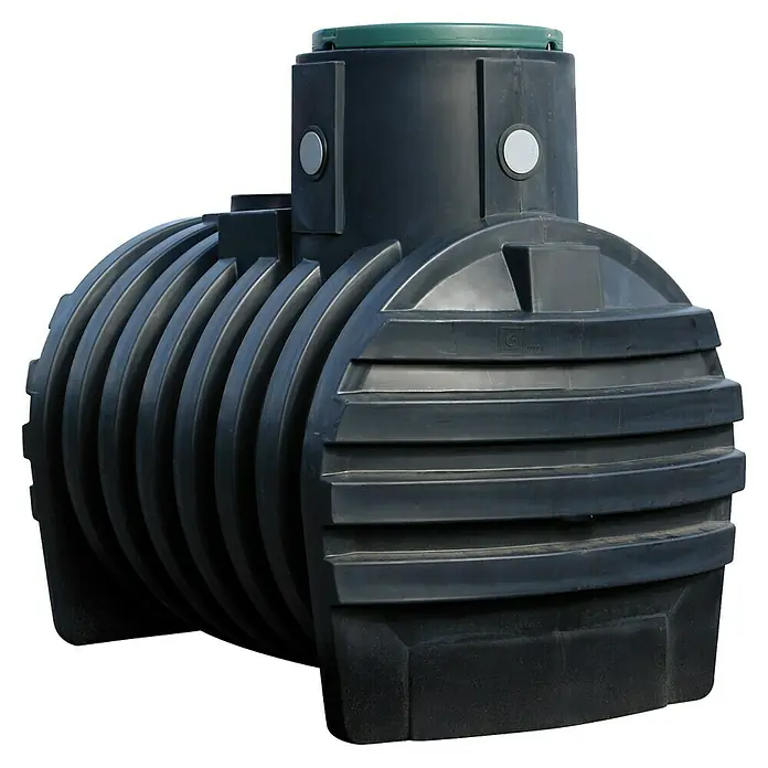4rain Zisterne Mono - Gesamt Fassungsvermögen: 3.000 l, Schwarz - Nahaufnahme eines schwarzen, horizontal gerillten Regenwassertanks mit grünem Deckel, ideal für die Wasserspeicherung im Garten.