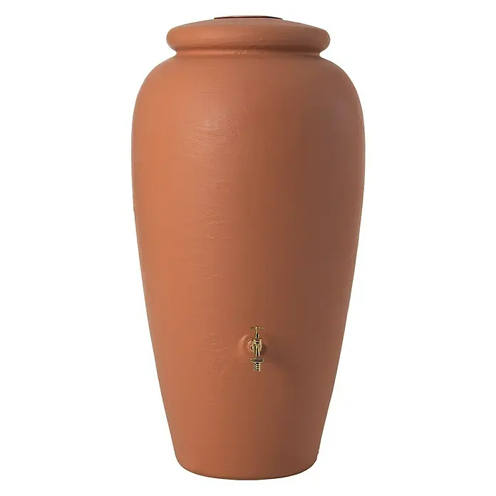 Garantia Classic Line Regenspeicher Amphore - 500 l, Terrakotta - Ein Terrakotta-Regenwasserfass mit einem goldenen Wasserhahn. Ideal zur Wassergewinnung und Gartenbewässerung.