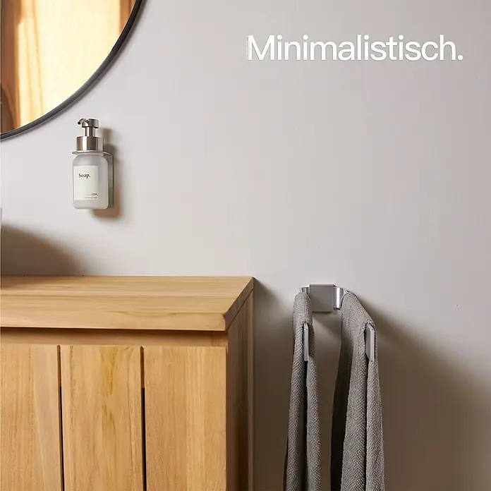 Designfabrik Hamburg Handtuchhalter - Silber, Matt - Ein minimalistisches Badezimmer mit einem hellen Holzschrank, einem Seifenspender und einem Handtuchhalter.