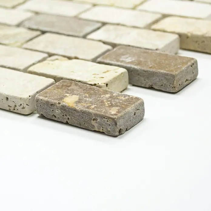 Mosaikfliese Brick Mixtumbled XNT 46474 - 30,5 x 30,5 cm, Beige, Matt - Nahaufnahme von Travertin-Ziegelsteinen in verschiedenen Naturtönen, die eine rustikale und elegante Wandverkleidung oder Bodenbelag bilden.