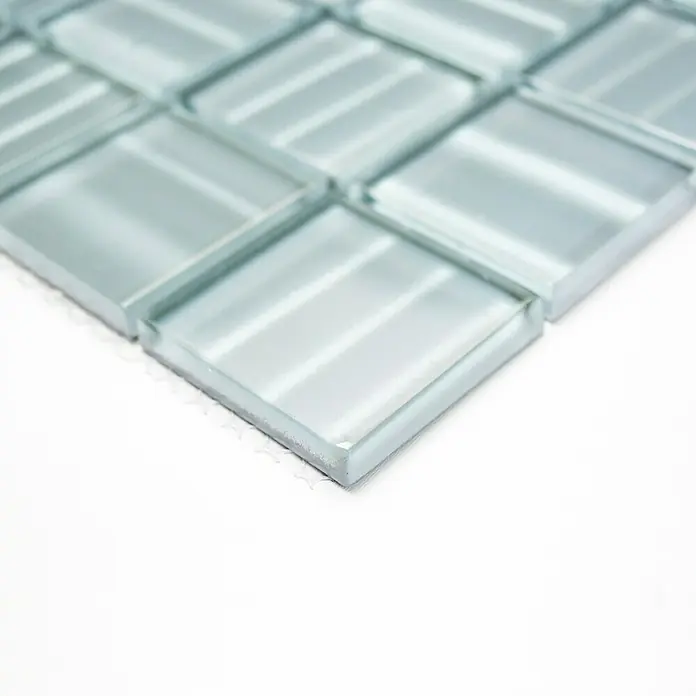 Mosaikfliese Crystal Hologramm XCM BC 894 - 29,8 x 29,8 cm, Grau, Glänzend - Nahaufnahme eines Mosaiks aus hellblauen Glasfliesen, das eine ruhige und moderne Ästhetik für Innenausstattungsprojekte bietet.