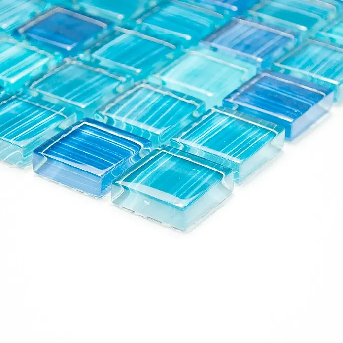 Mosaikfliese Quadrat Crystal XCM 8285 - 32,7 x 30,2 cm, Blau, Glänzend - Nahaufnahme von glänzenden, türkisfarbenen Glasmosaikfliesen, die sich ideal für die Gestaltung von Badezimmern oder Küchen eignen.