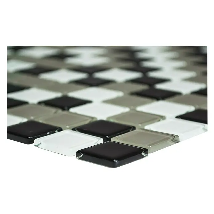 Selbstklebemosaik Quadrat Crystal Mix SAM 4CM30 - 30 x 30 cm, Schwarz/Braun/Weiß, Glänzend - Nahaufnahme von schwarzen, grauen und weißen quadratischen Glasmosaikfliesen in einem Schachbrettmuster für Badezimmer- oder Küchendekoration.