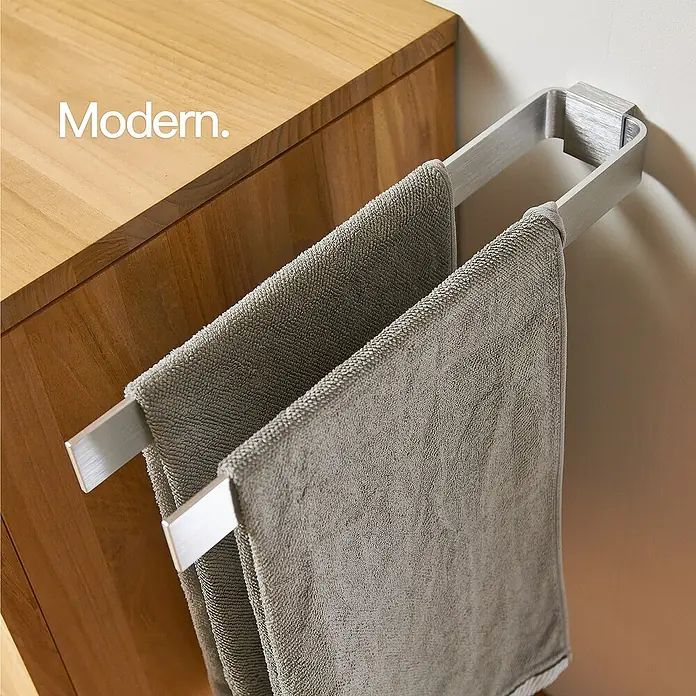 Designfabrik Hamburg Handtuchhalter - Silber, Matt - Moderner Doppel-Handtuchhalter aus gebürstetem Stahl mit zwei grauen Handtüchern.