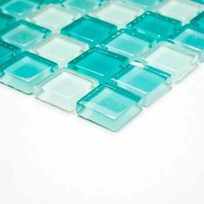 Mosaikfliese Quadrat Crystal Mix XCM 8114 - 32,7 x 30,2 cm, Hellgrün/Grün, Glänzend - Nahaufnahme von türkisfarbenen und weißen Glasmosaikfliesen, die ein schönes, glänzendes Muster für Bad oder Küche bieten.