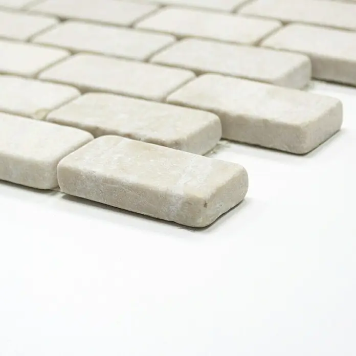 Mosaikfliese Brick Tumbled XNT 46692 - 30,5 x 30,5 cm, Weiß, Matt - Nahaufnahme von beigen rechteckigen Steinen, die ein dekoratives Muster bilden und sich ideal für Wand- und Bodenbeläge eignen.