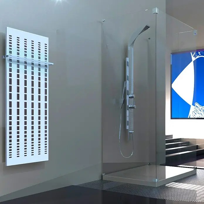 Szagato Designheizkörper Broken Mirror 2 - B x H: 470 x 1.200 mm, Wärmeleistung bei Vorlauftemperatur von 75 °C (D: 50): 799 W, Moonstone-Grau/Weiß, Mit 1 Handtuchhalter (15 mm) - Modernes Badezimmer mit einer stilvollen Duschkabine und einem weißen Heizkörper mit Handtuchhalter.