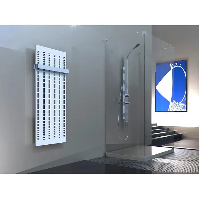 Szagato Designheizkörper Broken Mirror 2 - B x H: 470 x 1.200 mm, Wärmeleistung bei Vorlauftemperatur von 75 °C (D: 50): 799 W, Moonstone-Grau/Weiß, Mit 1 Handtuchhalter (50 mm) - Ein modernes Badezimmer mit einem weißen Handtuchwärmer an der Wand und einer begehbaren Dusche mit Glaswänden. Helles, stilvolles Design.