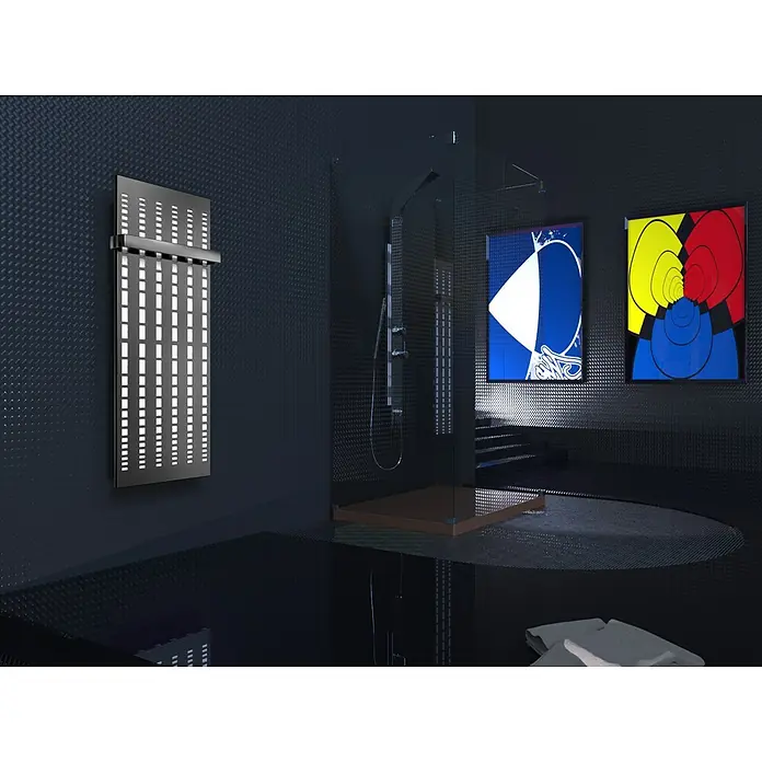 Szagato Designheizkörper Broken Mirror 2 - B x H: 470 x 1.200 mm, Wärmeleistung bei Vorlauftemperatur von 75 °C (D: 50): 799 W, Mit 1 Handtuchhalter (50 mm) - Das Bild zeigt einen modernen, vertikalen Heizkörper mit Handtuchhalter in einem eleganten Badezimmerdesign.
