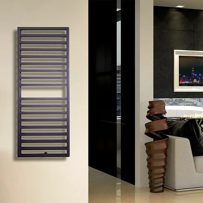 Szagato Designheizkörper Square 2 - B x H: 600 x 1.470 mm, Wärmeleistung bei Vorlauftemperatur von 75 °C (D: 50): 810 W, Moonstone-Grau - Modernes Heizkörperdesign: Ein schlanker, vertikaler Heizkörper in dunklem Violett an einer hellen Wand. Eleganz trifft Funktionalität.