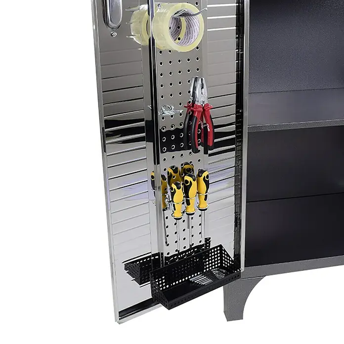 Wisent Werkstatt-Hochschrank - L x B x H: 46 x 91 x 183 cm, Silber/Schwarz - Aufnahme des Werkzeugschranks mit Werkzeugen und Klebeband. Organisiertes Aufbewahrungssystem für die Werkstatt.