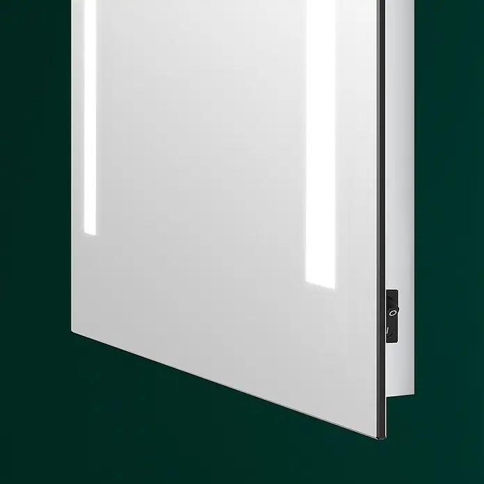 DSK LED-Lichtspiegel Chrystal Creek - 50 x 70 cm, Ohne eingebaute Digitaluhr - Nahaufnahme eines weißen Spiegelschranks mit integrierter Beleuchtung und einem eleganten, minimalistischen Design vor dunklem Hintergrund.