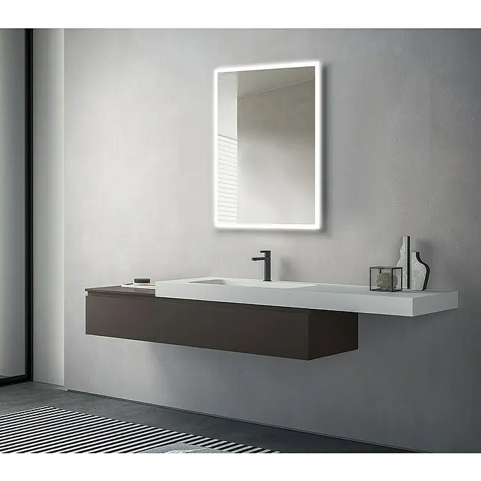DSK LED-Lichtspiegel Silver Infinity - 50 x 70 cm - Ein stilvolles Badezimmer mit einem modernen Waschtisch und einem beleuchteten Spiegel. Elegantes Design für ein modernes Ambiente.