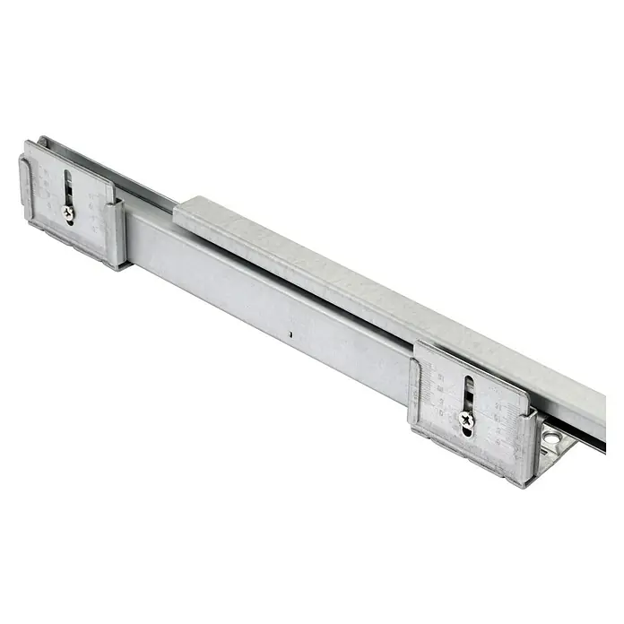 Emuca Schuhauszug - Breitenverstellung: 760 mm - 794 mm, Tiefschwarz - Nahaufnahme einer silberfarbenen Serverschienenhalterung mit Schrauben zur Befestigung an Serverschränken, bietet sicheren Halt.