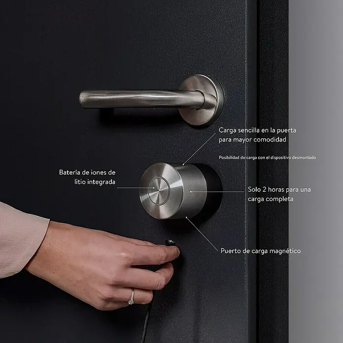 Nuki Cerradura electrónica Smart Lock Pro - Mediante app, Apto para: Puertas - Primer plano de una cerradura de puerta con batería integrada de iones de litio, puerto de carga magnético y cómoda carga en la puerta.