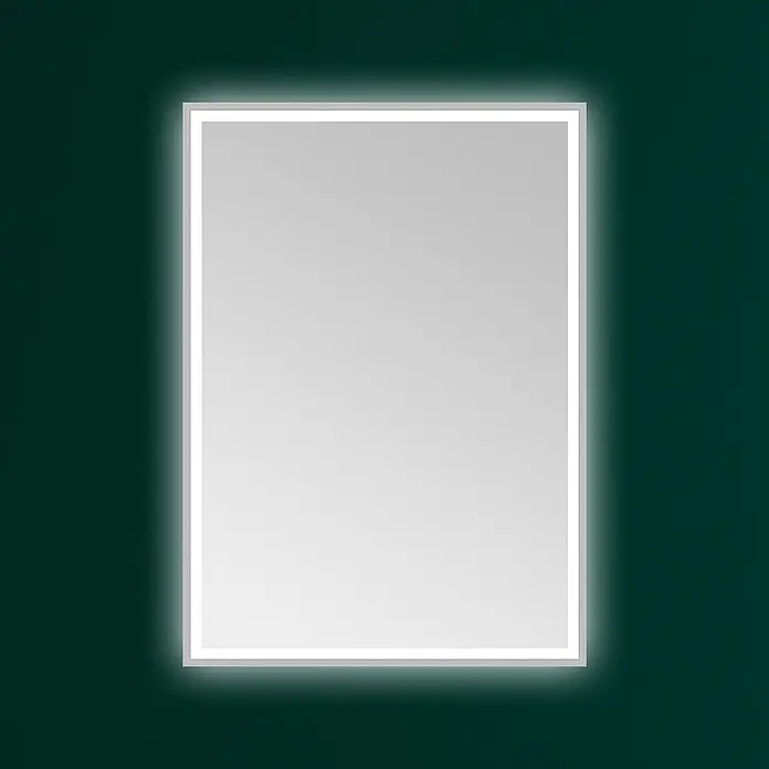 DSK LED-Lichtspiegel Silver Infinity 2.0 - 50 x 70 cm - Beleuchteter rechteckiger Spiegel an einer dunkelgrünen Wand.