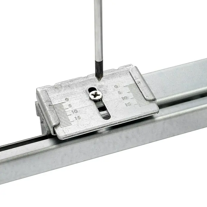 Emuca Schuhauszug - Breitenverstellung: 760 mm - 794 mm, Tiefschwarz - Nahaufnahme einer Schraube, die mit einem Schraubenzieher in einem Metallwinkel befestigt wird, Teil eines Befestigungssystems für Möbel.