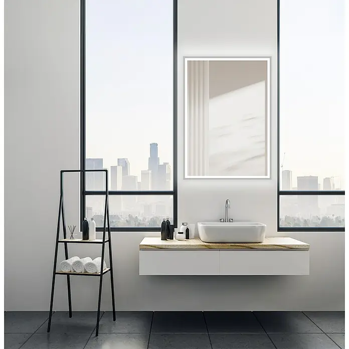 DSK LED-Lichtspiegel Silver Infinity 2.0 - 50 x 70 cm - Modernes Badezimmer mit Waschtisch, Spiegel und Handtuchregal vor einem Fenster mit Stadtblick.