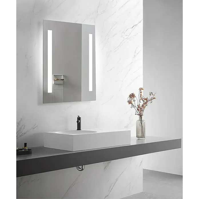 DSK LED-Lichtspiegel Chrystal Creek - 50 x 70 cm, Ohne eingebaute Digitaluhr - Modernes Badezimmer mit einem rechteckigen Waschbecken und einem beleuchteten Spiegel. Die Einrichtung ist schlicht und elegant gehalten.