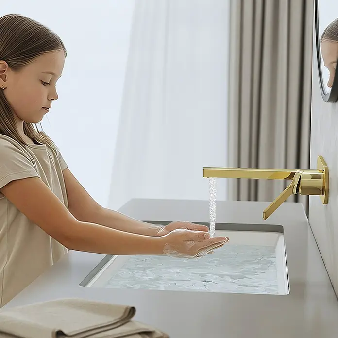Emke Waschtischarmatur - Gold, Glänzend - Mädchen wäscht sich die Hände unter einem stilvollen, goldenen Wasserhahn. Elegantes Design für ein modernes Badezimmer.
