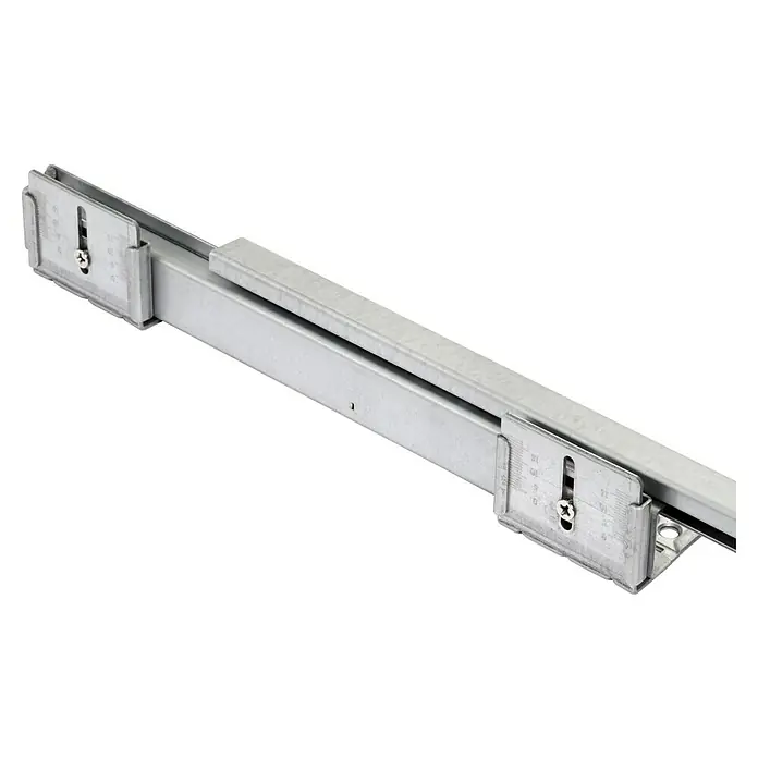 Emuca Hosenhalter Hack - Breitenverstellung: 560 mm - 594 mm, Schwarz - Detailaufnahme einer Metallschiene mit Montagehalterungen, ideal für industrielle Anwendungen und Befestigungen.