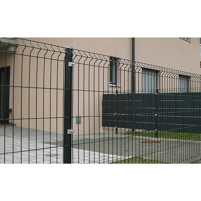 H+S Zauntechnik Zaunpfosten Oktavia UNI - RAL 7016 Anthrazit, Höhe: 1,7 m, Durchmesser: 5,5 cm, Aluminium - Das Bild zeigt einen schwarzen Metallzaun mit Maschenstruktur, der ein Grundstück abgrenzt und Sicherheit bietet.