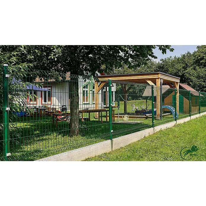 H+S Zauntechnik Zaunpfosten Oktavia UNI - RAL 6005 Moosgrün, Höhe: 2,5 m, Durchmesser: 5,5 cm, Aluminium - Hier ist ein Bild eines grünen Doppelstabmattenzauns, der ein Grundstück umgibt und Sicherheit bietet.