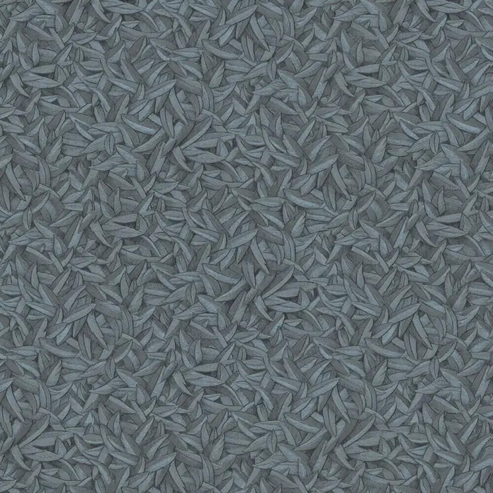 Glööckler Vliestapete - Blau, Floral, 10,05 x 0,7 m - Detailaufnahme eines grauen Stoffes mit einem Muster aus stilisierten Blättern, die eine dichte Textur erzeugen und dem Stoff Tiefe verleihen.