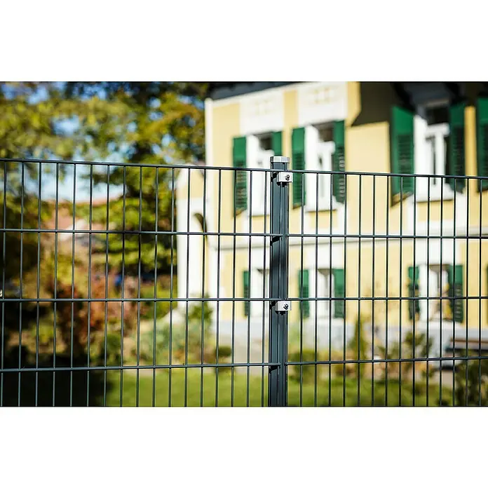 H+S Zauntechnik Zaunpfosten Oktavia UNI - RAL 7016 Anthrazit, Höhe: 2,3 m, Durchmesser: 5,5 cm, Aluminium - Ein grauer Doppelstabmattenzaun steht vor einem gelben Haus mit grünen Fensterläden und bietet einen modernen und sicheren Abschluss des Grundstücks.