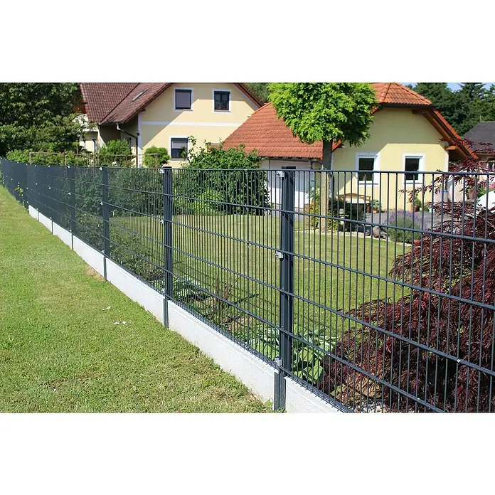 H+S Zauntechnik Zaunpfosten Uli RAL 7016 - Länge: 230 cm, Aluminium, Anthrazit - Ein grauer Doppelstabmattenzaun mit Betonfundament umrandet ein Grundstück, der langlebigen Schutz und eine moderne Optik bietet.
