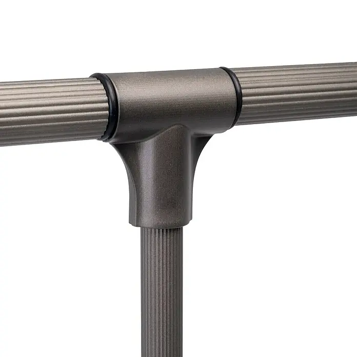 Emuca Kleiderstange Sway - Breitenverstellung: 600 mm - 830 mm, Titanium - Nahaufnahme eines Metall-T-Stücks mit Rillen und schwarzen Dichtungen.