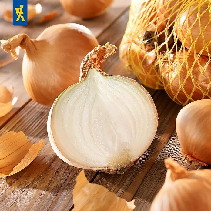 Kiepenkerl Steckzwiebeln Gelbe Schalotten, Gr.7/14 - Allium cepa, Erntezeit: Juli, 400 g - Nahaufnahme von frischen Zwiebeln, darunter eine halbe Zwiebel, auf einem Holztisch. Perfekt für Ihre kulinarischen Bedürfnisse.
