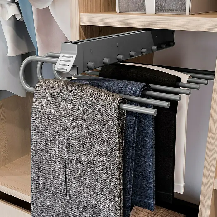 Emuca Hosenauszug - L x B x H: 35 x 49,8 x 12,4 cm, Links, Grau metallic - Ein Hosenaufhänger mit mehreren Hosen in einem Kleiderschrank. Praktische Aufbewahrungslösung für Ihre Garderobe.