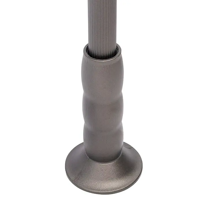 Emuca Kleiderstange Sway - Breitenverstellung: 600 mm - 830 mm, Titanium - Nahaufnahme eines Möbelfußes aus grauem Kunststoff mit gerippter Metallsäule.