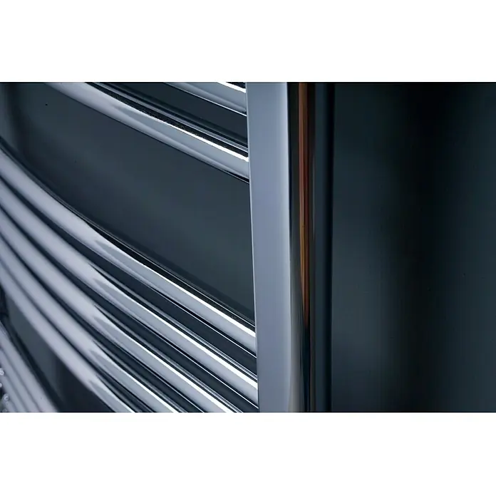 Ximax Badheizkörper C2 - B x H: 600 x 1.264 mm, Wärmeleistung bei Vorlauftemperatur von 75 °C (D: 50): 437 W, Anschlusskombination Heizkörper: Links unten - Detailaufnahme eines modernen Handtuchwärmers mit glänzenden Chromstäben und dunklem Hintergrund, der die elegante Form hervorhebt.