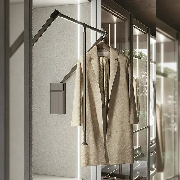 Emuca Kleiderstange Sway - Breitenverstellung: 450 mm - 600 mm, Titanium - Elegante Garderobenlösung: Ein beigefarbener Mantel hängt an einem Ausziehmechanismus in einem modernen Kleiderschrank mit Glasfronten.