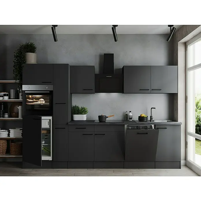 Respekta Olivia Küchenzeile - Breite: 310 cm, Grau, Farbe Arbeitsplatte: Granit Optik, Mit Elektrogeräten, Schwarze Griffe - Eine moderne Küche mit mattschwarzen Schränken, integrierten Geräten und minimalistischer Beleuchtung für einen eleganten Look.