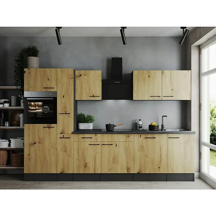 Respekta Olivia Küchenzeile - Breite: 310 cm, Artisan Eiche Nachbildung, Mit Elektrogeräten - Eine moderne Küche mit Holzfronten, schwarzen Akzenten und Geräten. Helle Arbeitsplatten und viel Stauraum ergänzen das Design.