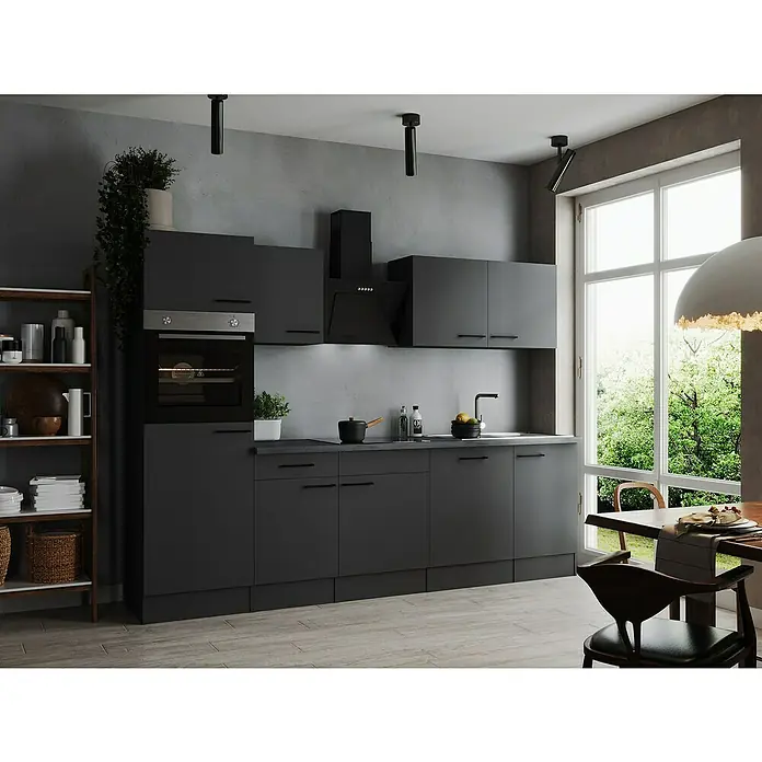 Respekta Olivia Küchenzeile - Breite: 280 cm, Grau, Farbe Arbeitsplatte: Granit Optik, Mit Elektrogeräten, Schwarze Griffe - Helle Küche mit dunkelgrauen Küchenschränken und Geräten. Der Küchenraum wird durch ein großes Fenster erhellt und eine Essecke ist vorhanden.