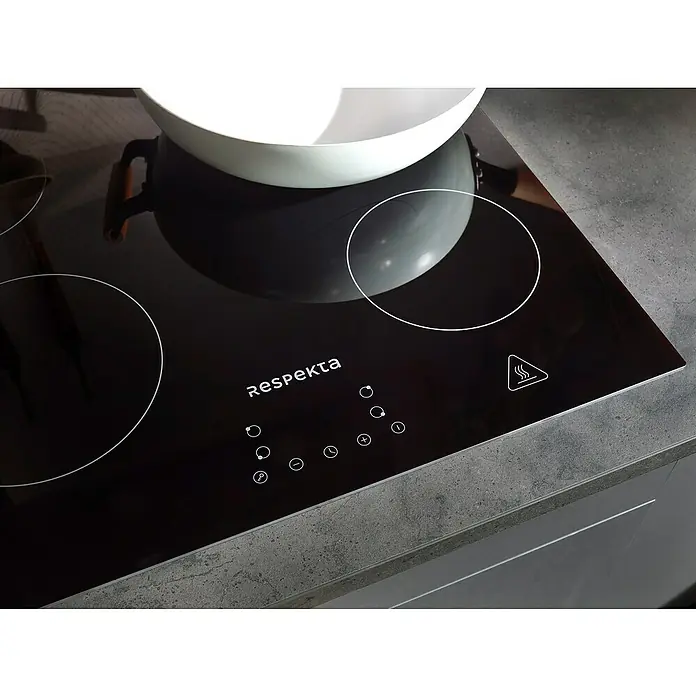 Respekta Olivia Küchenzeile - Breite: 310 cm, Farbe Arbeitsplatte: Granit Optik, Grau, Mit Elektrogeräten, Silberne Griffe - Nahaufnahme eines schwarzen Respekta-Induktionskochfelds mit Bedienelementen und einem weißen Topf darauf, der ein elegantes Kocherlebnis bietet.