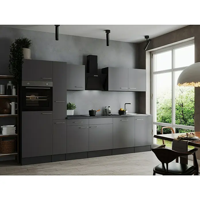 Respekta Olivia Küchenzeile - Breite: 310 cm, Farbe Arbeitsplatte: Granit Optik, Grau, Mit Elektrogeräten, Silberne Griffe - Moderne Küche mit grauen Schränken, einer Dunstabzugshaube und einem Esstisch mit Stühlen vor einem Fenster mit Blick auf üppiges Grün.