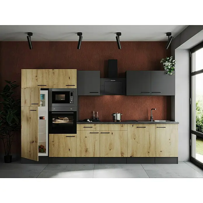 Respekta Olivia Küchenzeile - Breite: 340 cm, Artisan Eiche Nachbildung/Grau, Mit Elektrogeräten - Moderne Küche mit Holzfronten, grauen Akzenten und schwarzen Deckenstrahlern. Der Kühlschrank ist geöffnet und zeigt Lebensmittel.