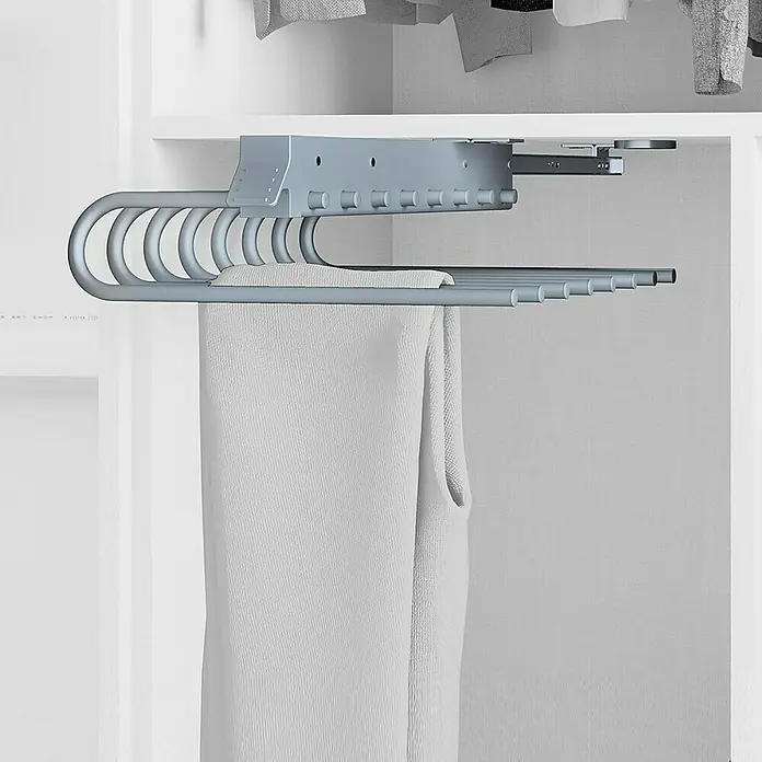 Emuca Hosenauszug - L x B x H: 35 x 49,8 x 12,4 cm, Links, Grau metallic - Hosenaufhänger zur Schrankmontage mit einer aufgehängten, hellgrauen Hose. Praktische Aufbewahrung für bis zu 11 Hosen.