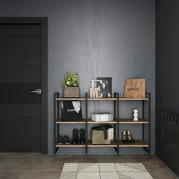 Emuca Regalsystem Lader Rahmen Set - L x B x H: 0,5 x 35,2 x 83 cm - Das Bild zeigt ein stilvolles Regal mit dekorativen Gegenständen wie Pflanzen, Taschen und Schuhen vor einer grauen Wand.