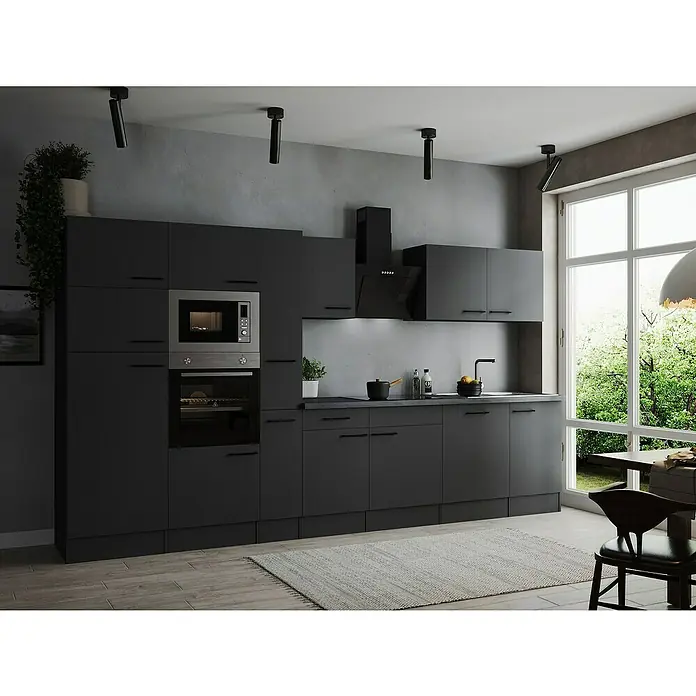 Respekta Olivia Küchenzeile - Breite: 370 cm, Grau, Farbe Arbeitsplatte: Granit Optik, Mit Elektrogeräten, Schwarze Griffe - Eine moderne, anthrazitfarbene Küche mit Einbaugeräten und hellgrauem Teppich. Die Küche wirkt durch die minimalistische Gestaltung sehr edel.