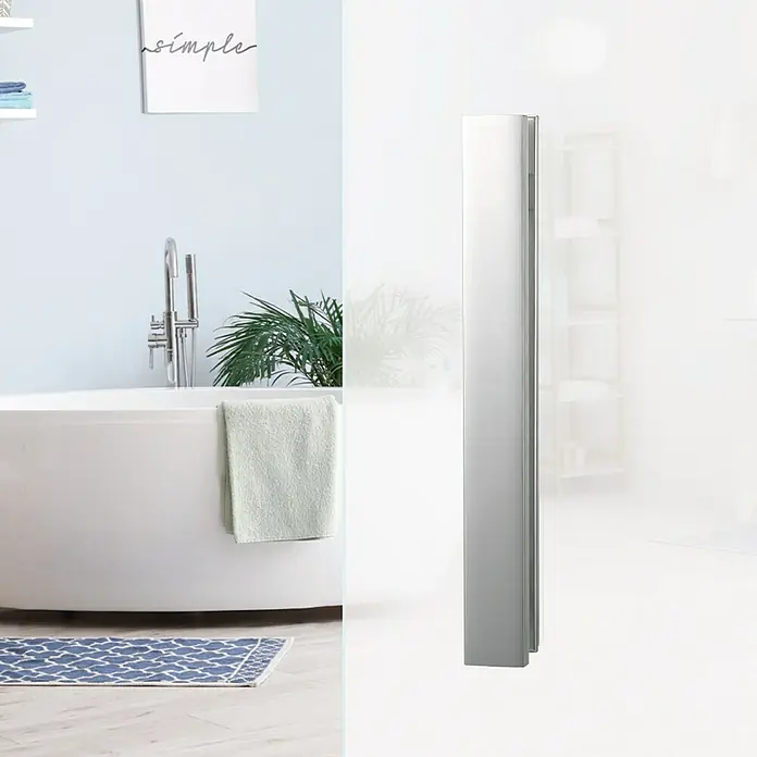 Diamond Doors Griffstange Sensa - Griffstange einseitig (1 Stk.) mit Griffleiste (1 Stk.), 350 x 40 mm - Ein schlanker, silberner Handtuchwärmer steht im modernen Badezimmer und sorgt für warme Handtücher nach dem Duschen. Stilvolles Design.