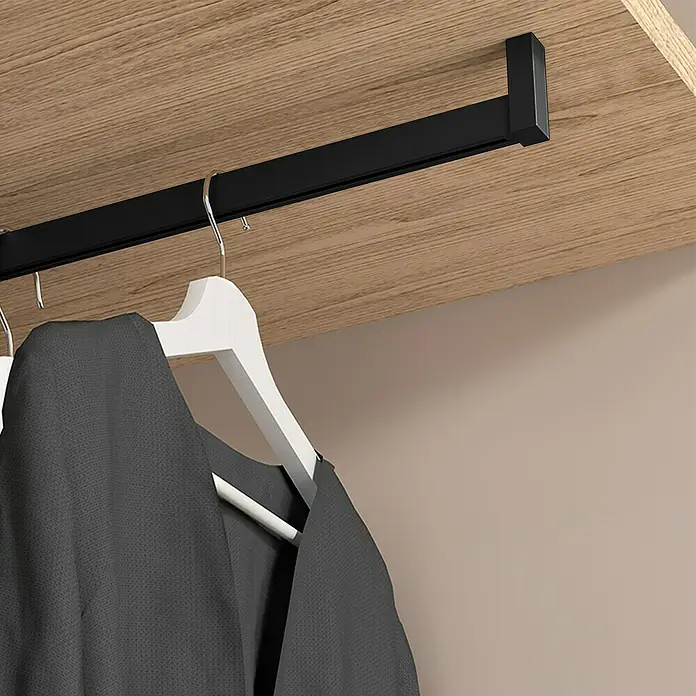 Emuca Kleiderstangen-Set Luxe - Länge: 75 cm, Tiefschwarz - Eine Nahaufnahme eines schwarzen Kleiderbügels mit Kleidung, der an einer hölzernen Schrankstange hängt. Elegantes und praktisches Design.