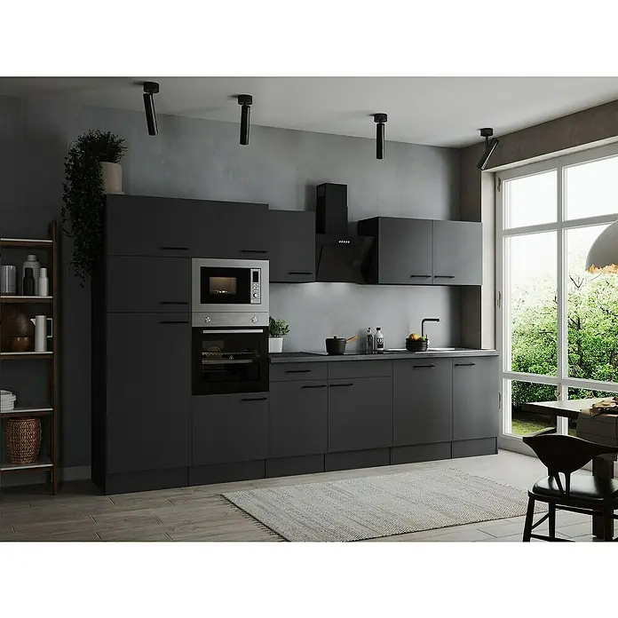Respekta Olivia Küchenzeile - Breite: 340 cm, Grau, Farbe Arbeitsplatte: Granit Optik, Mit Elektrogeräten, Schwarze Griffe - Eine moderne, graue Küche mit integrierten Geräten, darunter ein Mikrowellenherd und Backofen, die durch eine stilvolle Dunstabzugshaube ergänzt werden.